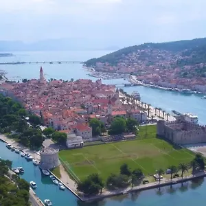 https://apartments-mira-trogir.hotels-in-trogir.com