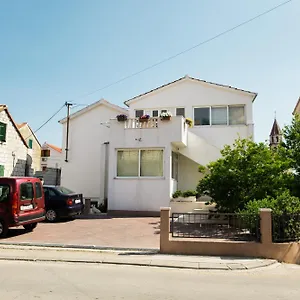 https://apartments-kanajet.hotels-in-trogir.com